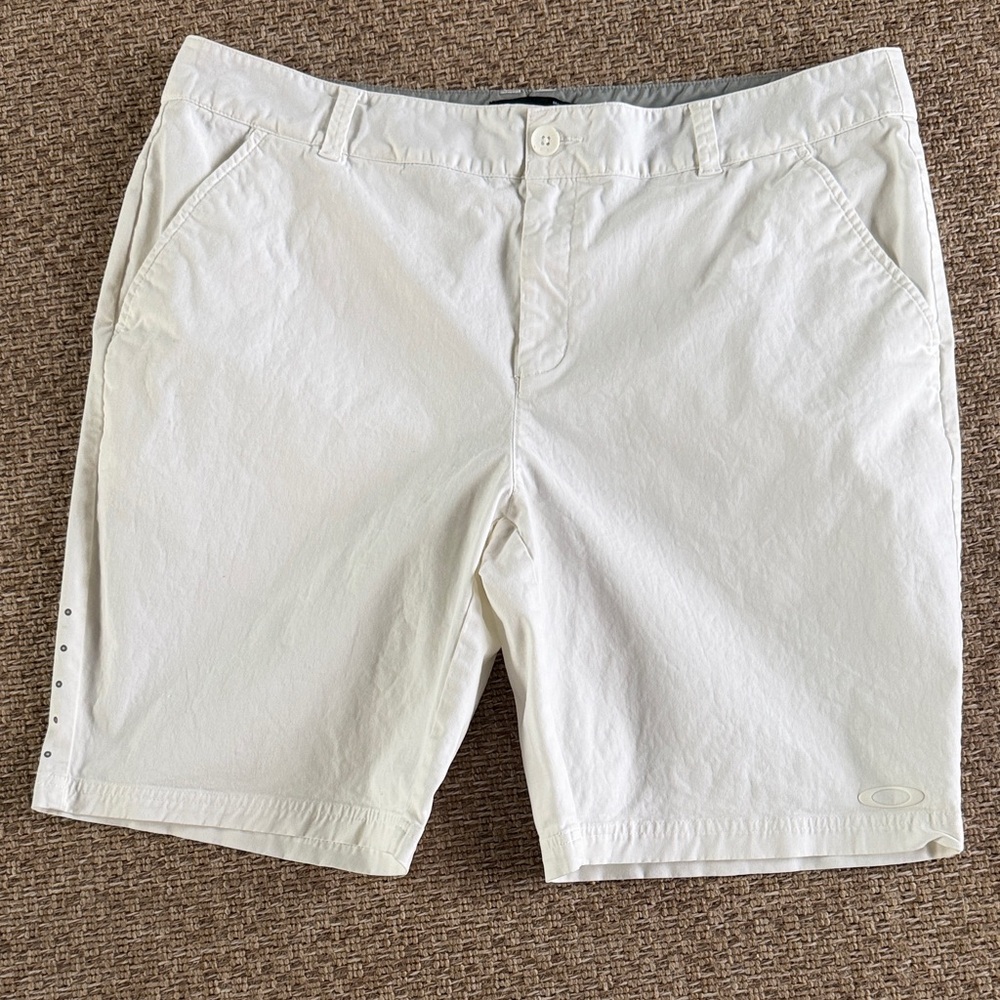 Oakley Men’s White Casual Bermuda Shorts